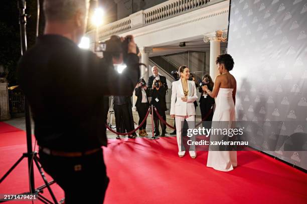 die sicht des fotografen während des promi-interviews - moderatorin stock-fotos und bilder