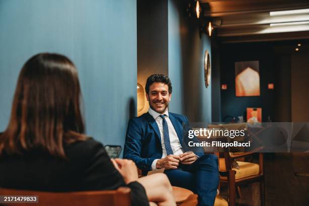gente de negocios habla junta en un salón de hotel - traje completo fotografías e imágenes de stock