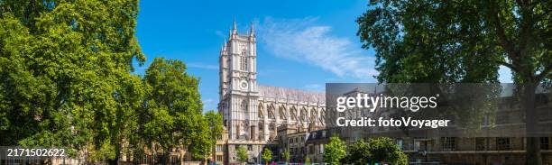 panorama der londoner westminster abbey zwischen grünen bäumen - westminster abbey stock-fotos und bilder