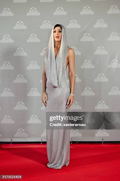 mujer con elegante vestido plateado posando para fotos en evento - sesion fotografica fotografías e imágenes de stock