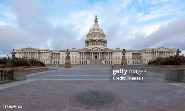 the united states capitol building. washington dc - senado de los estados unidos fotografías e imágenes de stock