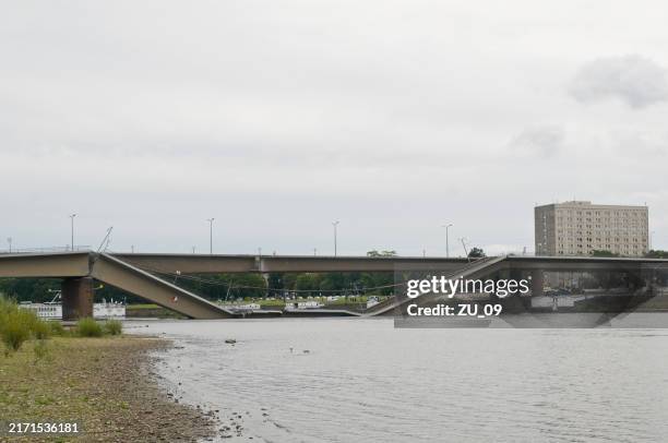 collapse of the carola bridge in dresden, saxony, germany - collapsing stock pictures, royalty-free photos & images