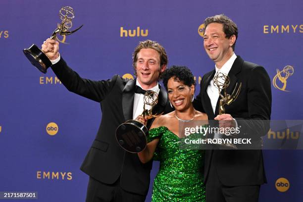 Actor Jeremy Allen White , poses in the press room with the award for Outstanding Lead Actor in a Comedy Series for "The Bear", US actress Liza...