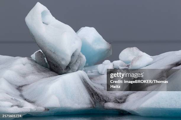 huge ice chunk formations floating in the jökulsarlon glacier lagoon in southeast iceland - ±¹²¹³Ù²Ô²¹Âáö°ì³Ü±ô±ô stock illustrations