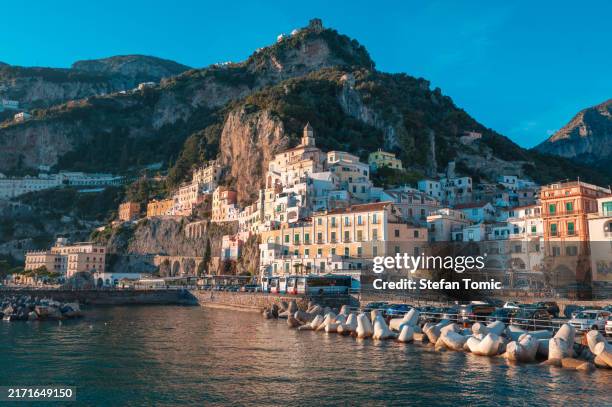 amalfitana città e costiera nel sud dell'italia tra scogliere rocciose e dintorni lussureggianti. - costiera amalfitana foto e immagini stock