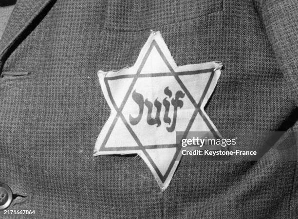 étoile jaune portée par un juif pendant l'occupation à Paris, dans les années 1940.