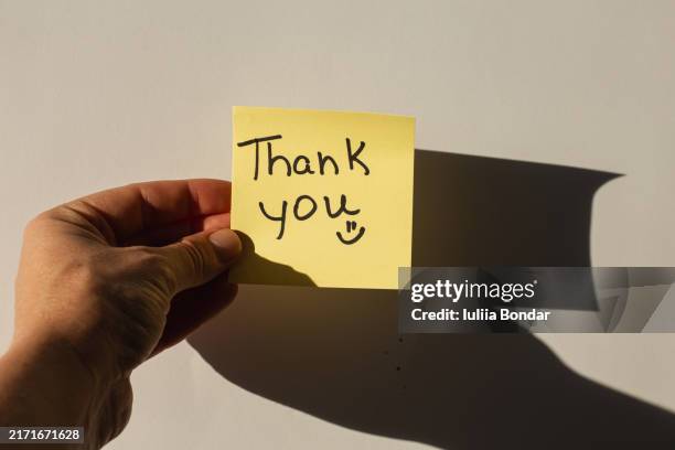 'thank you" hand written on a yellow sticky note - dankbarkeit stock-fotos und bilder