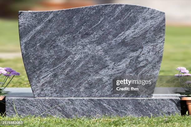 gravestone on a cemetery - tombeau photos et images de collection