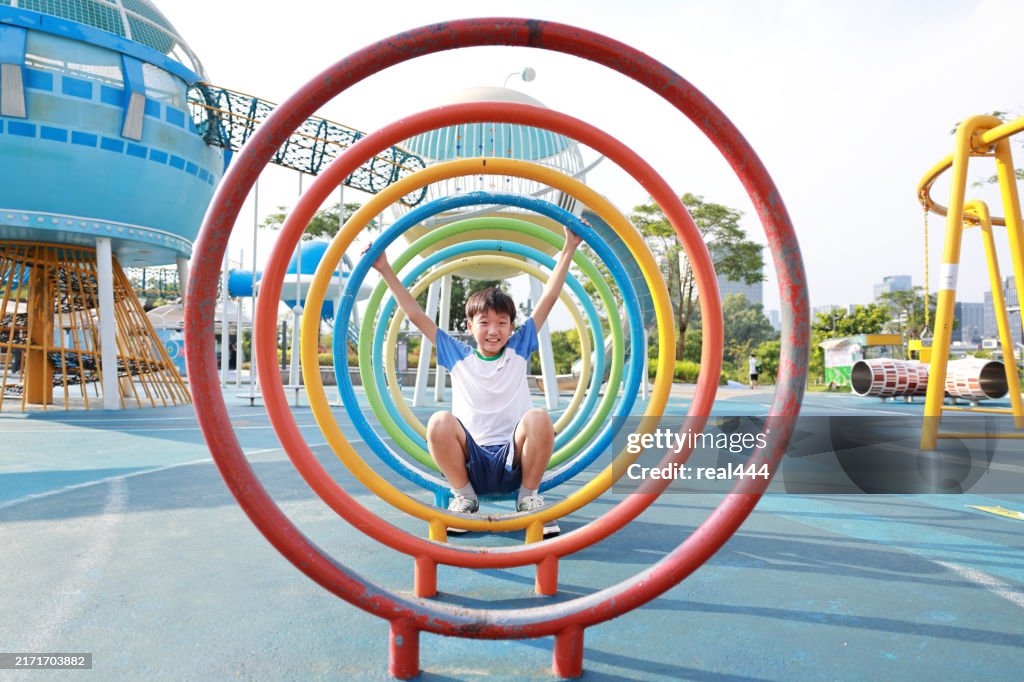 Asiatischer Junge Kind spielt auf Spielplatz