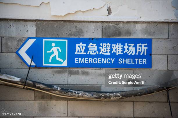 emergency shelter sign - emergency refuge sign stock pictures, royalty-free photos & images