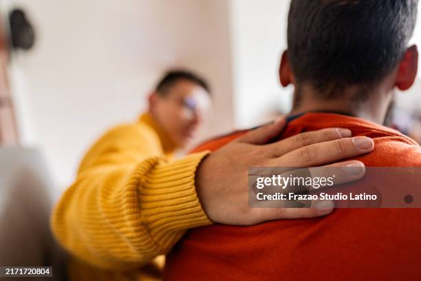 primo piano dello psicologo con la mano sulla spalla del paziente - lettino-dello-psicoanalista foto e immagini stock
