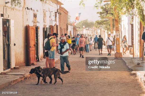 belebte straßenszene in san pedro de atacama, chile im januar 2024 - san pedro de atacama stock-fotos und bilder