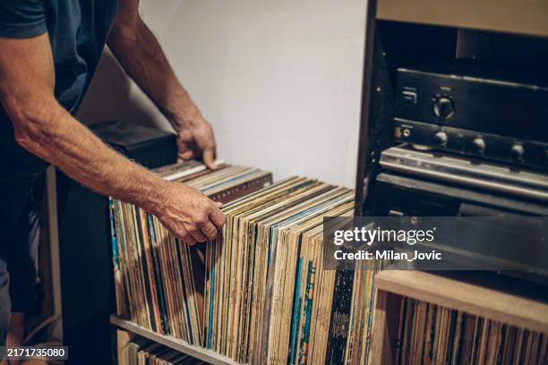 man hands browsing vinyl records - old stereo stock pictures, royalty-free photos & images