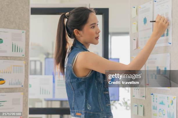 porträt der geschäftsfrau, beratungsgespräch, brainstorming, smartphone, haftnotizen, glastafel im büro, whiteboard und projektmanagement der website. frau, online-meeting während kurzer ideen auf glasboard büro - paravant stock-fotos und bilder