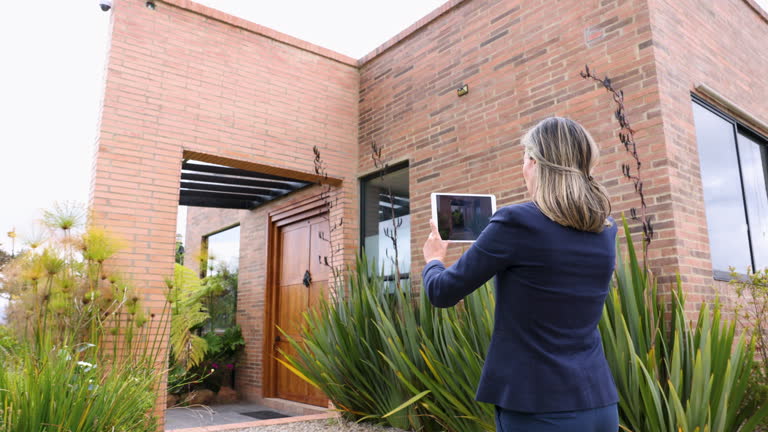 https://media.gettyimages.com/id/2171736898/video/real-estate-agent-doing-a-virtual-tour-using-a-tablet-of-a-beautiful-property.jpg?b=1&s=640x640&k=20&c=QziMD-jszpbhSGMMt28VHM0EgLc3g6d7VgjL3qxDfZ4=