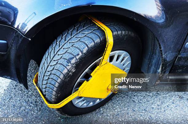 wheel clamp placed for a parking violation - être bloqué photos et images de collection