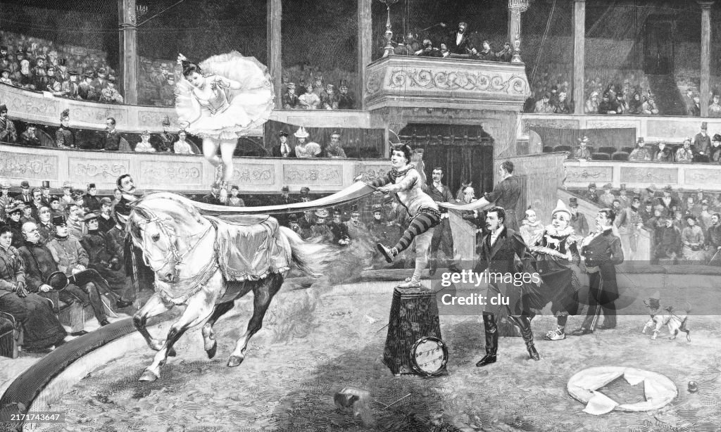 Zirkus, Frau auf einem Pferd stehend reitet in der Manege