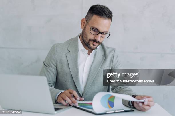 un hombre de negocios que trabaja en la oficina. - informe financiero fotografías e imágenes de stock