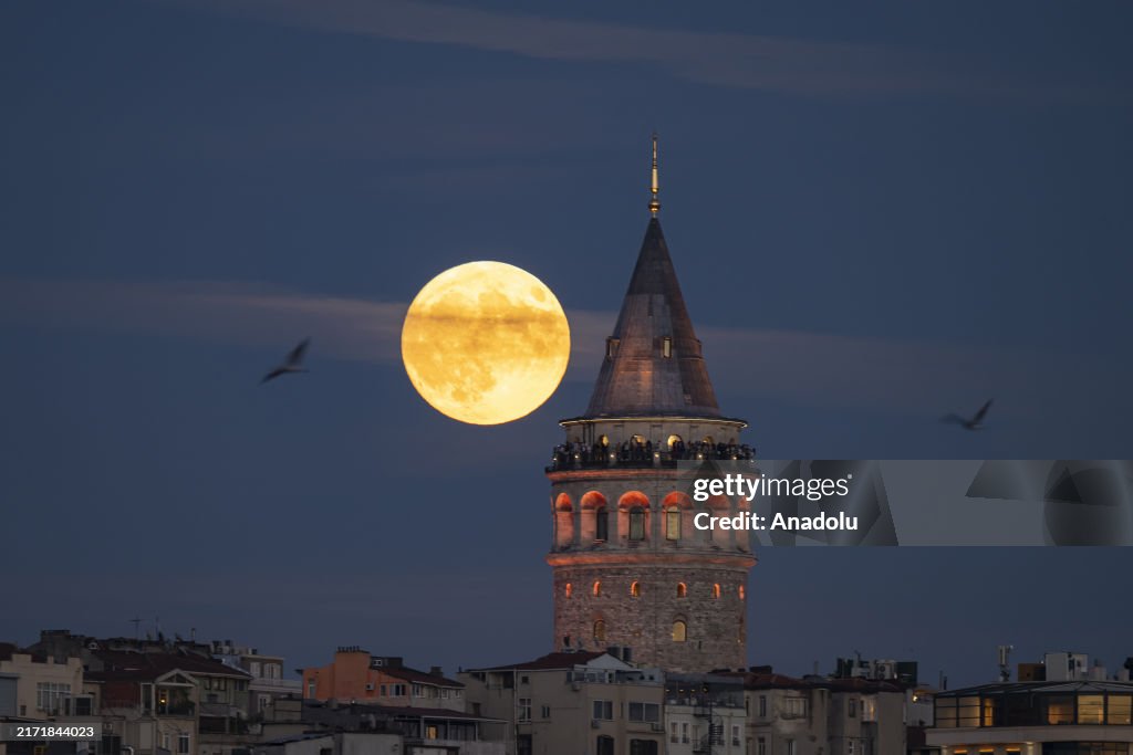 Full moon in Istanbul