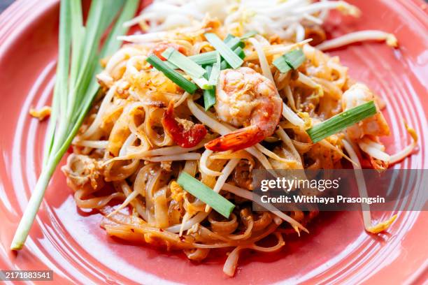 pad thai meal served with chicken or prawns - thailändische küche stock-fotos und bilder