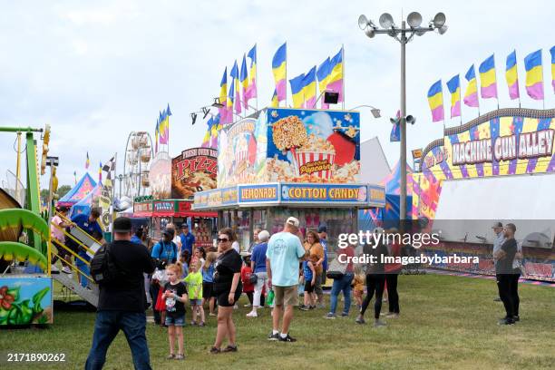 puestos de comida en un recinto ferial de la isla de wight en windsor, virginia - celebración universitaria de carnaval fotografías e imágenes de stock