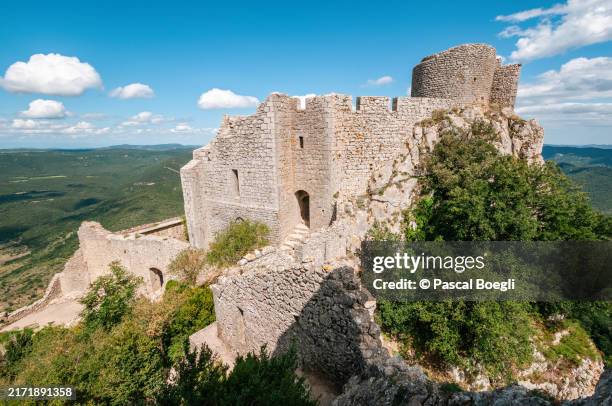 donjon vieux (old dungeon) from peyrepertuse castle, aude, france - forteresse photos et images de collection