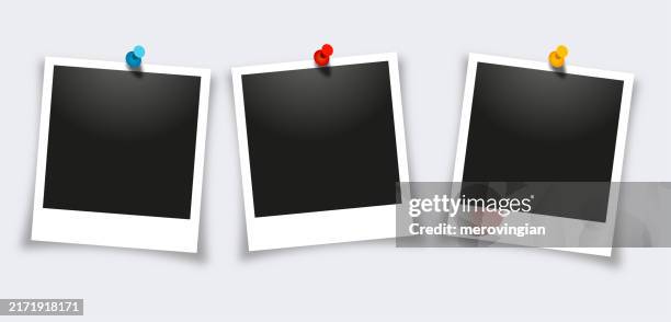 illustrations, cliparts, dessins animés et icônes de collection de cadres photo avec emplacement vierge avec goupille de punaise - appareil photo instantané