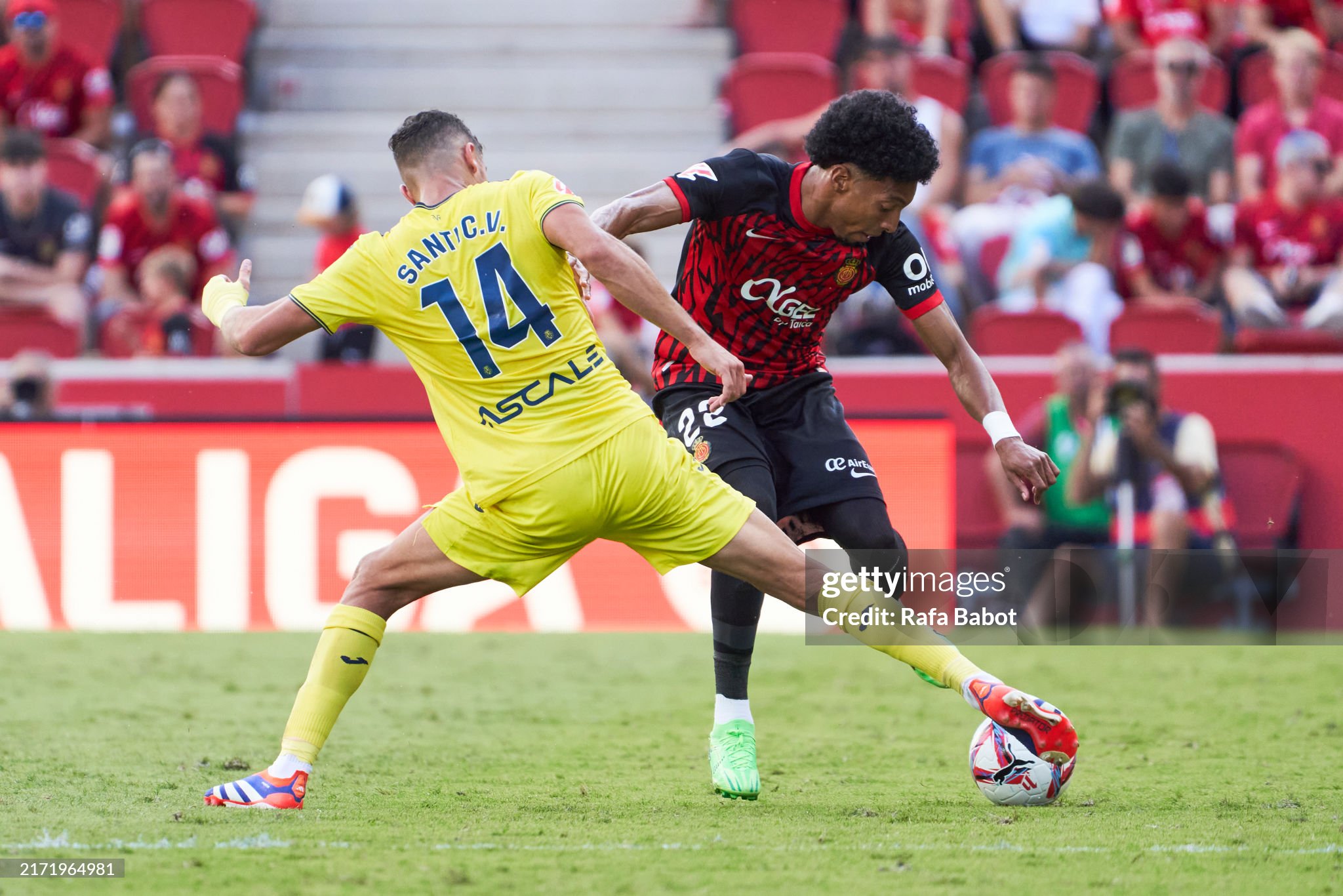MALLORCA, SPAIN - SEPTEMBER 14: Johan Mojica of RCD Mallorca and Santi Comesana of Villareal CF competes for the ball during the LaLiga match between RCD Mallorca and Villarreal CF at Estadi de Son Moix on September 14, 2024 in Mallorca, Spain. (Photo by Rafa Babot/Getty Images)