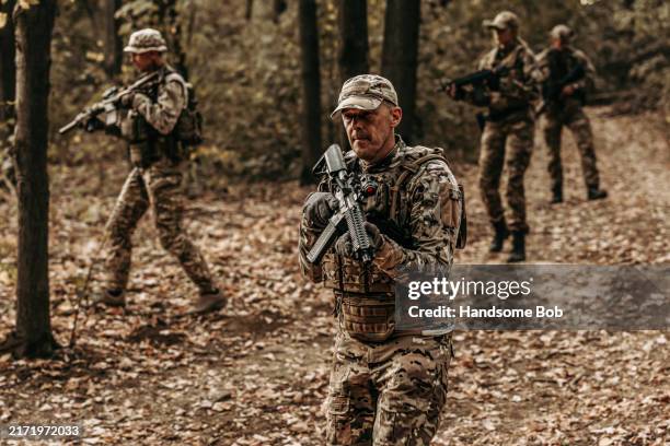 military training: special ops forces - rifle exercises stock pictures, royalty-free photos & images