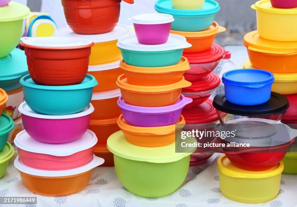 Tupperware steht in Berlin Zehlendorf am an einem Marktstand. Foto: Wolfram Steinberg/dpa
