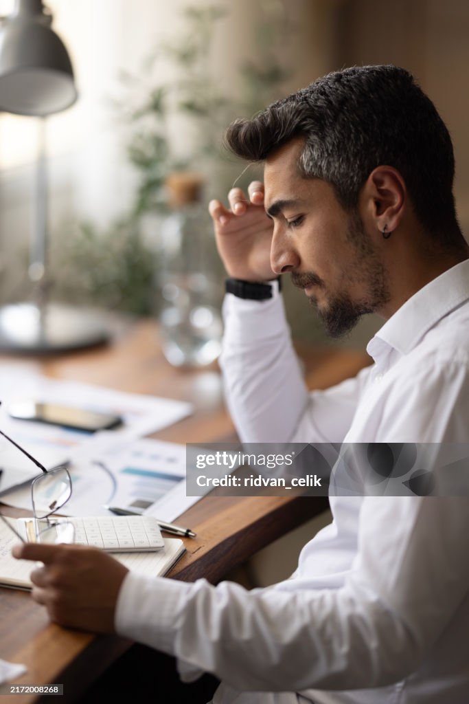 企業経営、残高の財務報告に取り組むビジネスマン