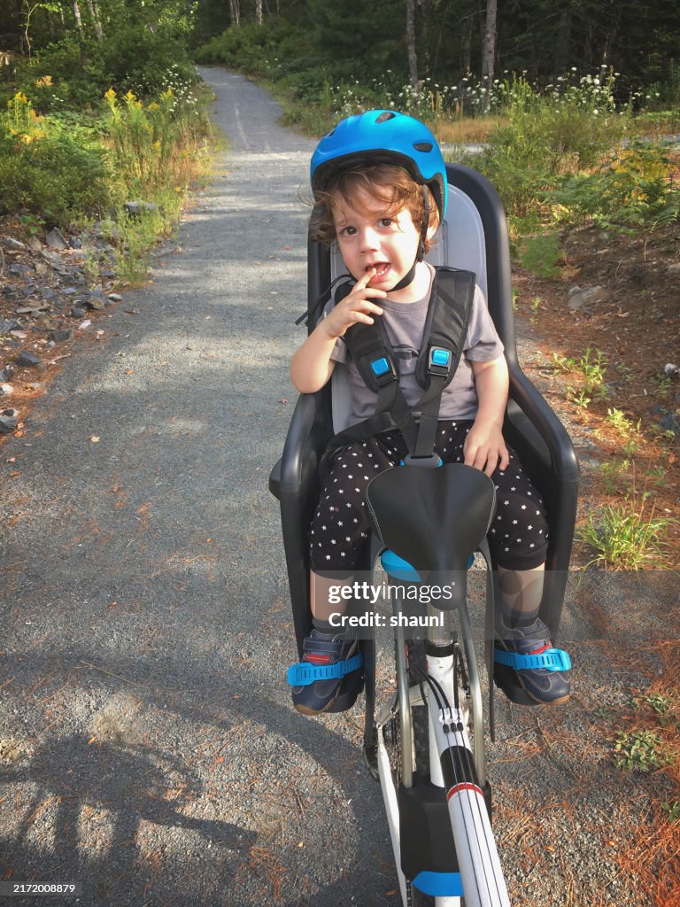 Junge fährt auf dem Fahrrad
