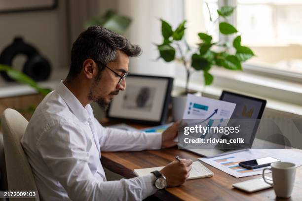 empresario trabajando en informe financiero de operaciones corporativas, balance - finanzas fotografías e imágenes de stock