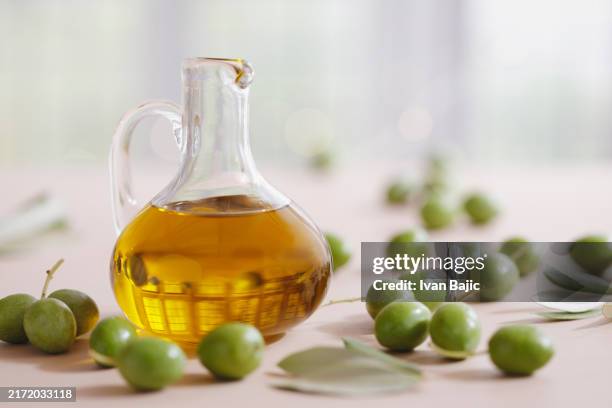 olive oil in a glass jar - pureza imagens e fotografias de stock