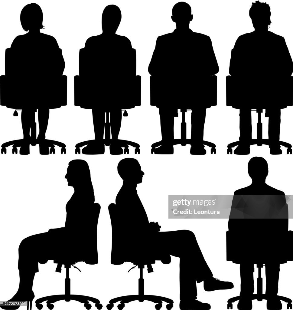 Personas sentadas en sillas