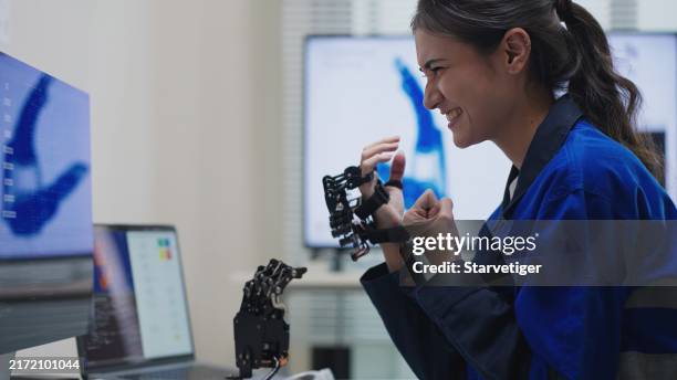 la acción exitosa del ingeniero desarrolla el control manual cyborg utilizando ia y bluetooth. innovación stem avanzada en robótica. - robótica fotografías e imágenes de stock