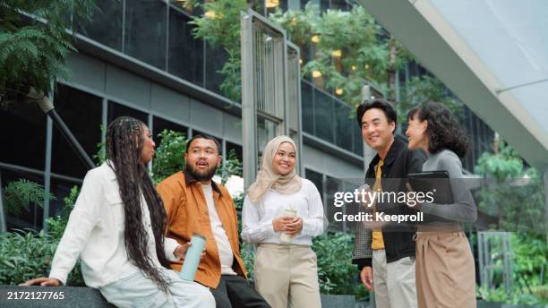 business team talking during break - multiculturalismo imagens e fotografias de stock
