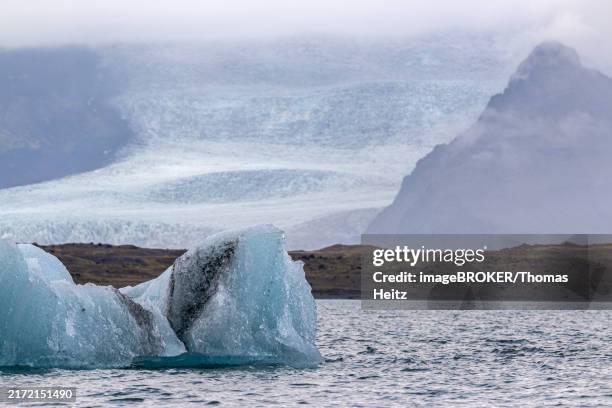 huge chunks of ice floating in the jökulsarlon glacier lagoon in south-east iceland - ±¹²¹³Ù²Ô²¹Âáö°ì³Ü±ô±ô stock illustrations