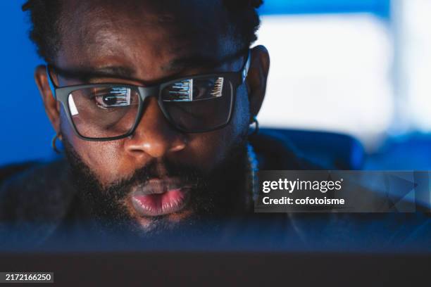 ein softwareentwickler denkt darüber nach, die effizienz des ki-systems zu verbessern. - datenwissenschaftler stock-fotos und bilder