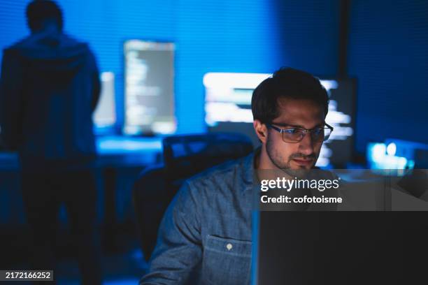 uno sviluppatore di software sta pensando di migliorare l'efficienza del sistema di intelligenza artificiale. - ordinato foto e immagini stock