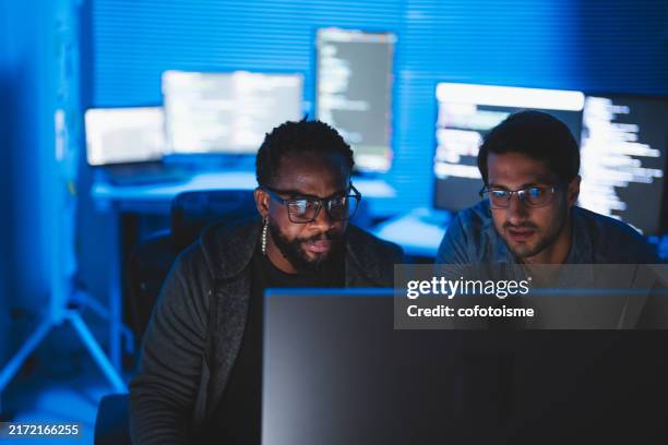 a seminar and workshop on coding to enhance system efficiency. - datawetenschapper stockfoto's en -beelden