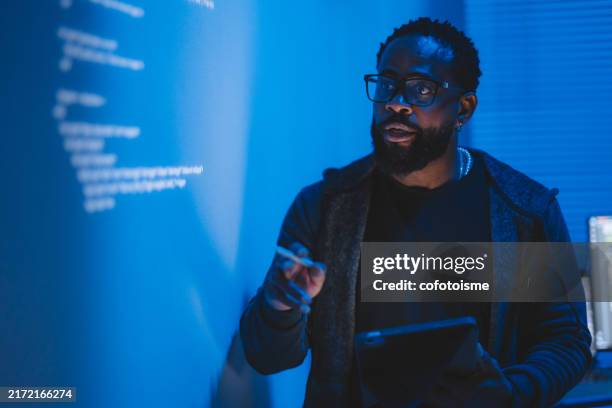 a seminar and workshop on coding to enhance system efficiency. - datawetenschapper stockfoto's en -beelden