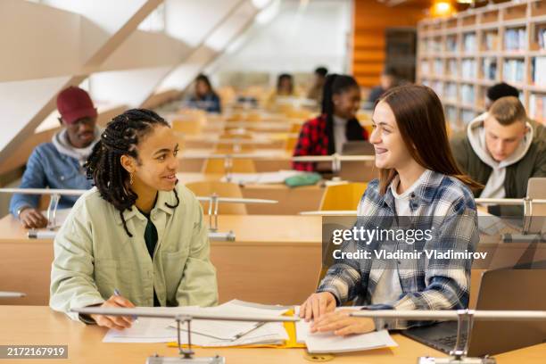 zwei studentinnen helfen sich gegenseitig während des studiums - 18 23 monate stock-fotos und bilder