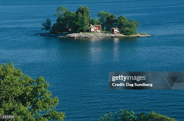 small island with house in lidingo, sweden - einsame insel stock-fotos und bilder