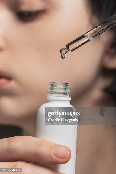 skin moisturizing oil. beauty portrait. woman - hyperpigmentation stockfoto's en -beelden