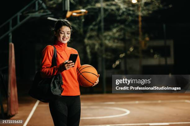 texts amidst baskets - basketbal internationale competities stockfoto's en -beelden