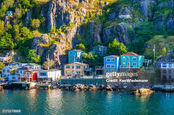 st. john's homes on the shore - terra nova e labrador imagens e fotografias de stock