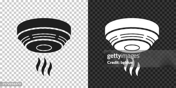 ilustraciones, imágenes clip art, dibujos animados e iconos de stock de detector de humo. icono para diseño sobre fondo en blanco - smoke-detector-with-smoke