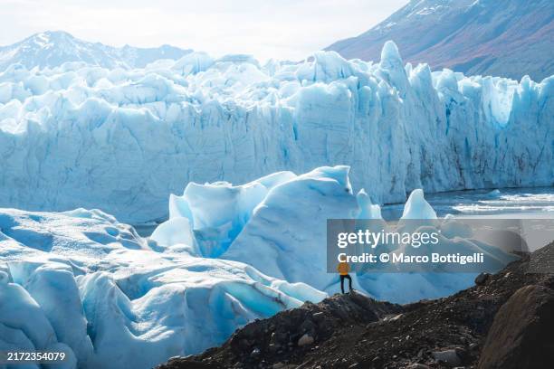 hiker admiring the perito moreno glacier, argentina - argentinien stock-fotos und bilder
