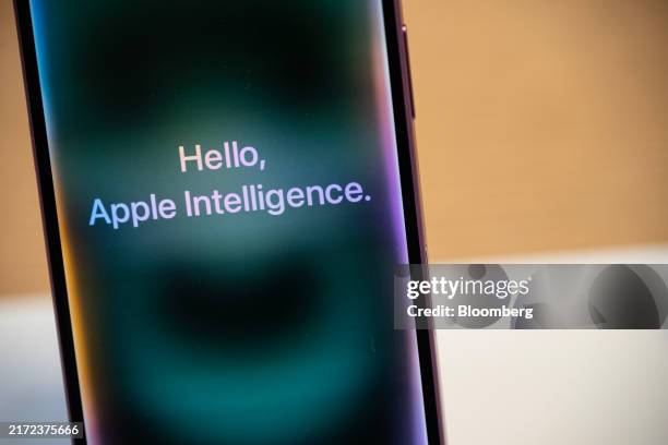 Hello Iphone 26 Instore Screen Photos & High Res Pictures - Getty Images